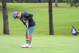 Golfistas infanto juveniles en acción